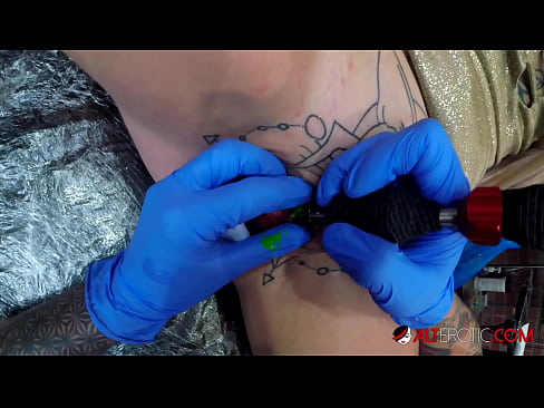 ❤️ Äärimmäisen tatuoitu hottie Sully Savage sai tatuoinnin klitorikseen ️ Super seksi at porn fi.virtsextor.ru ❌❤